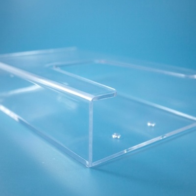 Base transparente em acrílico retangular sobre fundo azul