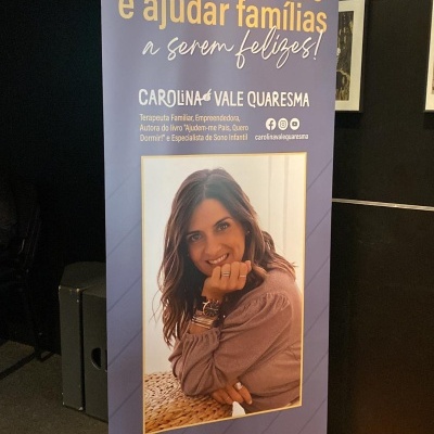 Banner promocional de terapeuta familiar Carolina Vale Quaresma com fotografia e texto motivacional.