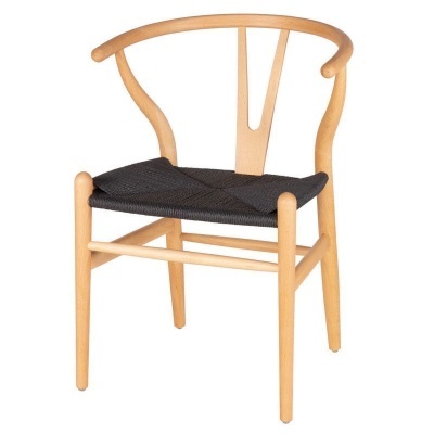 Cadeira de madeira clara com assento preto e encosto curvo em U