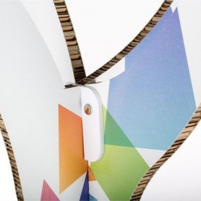 Embalagem de cartão com acabamento branco e triângulos coloridos