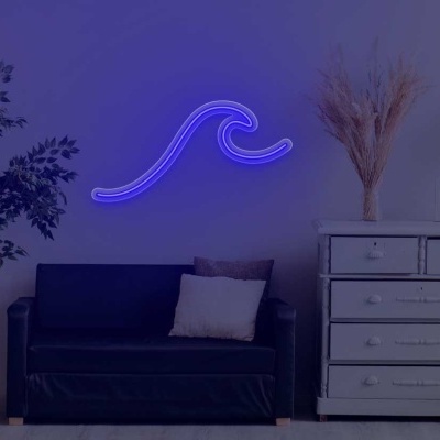 Sala com sofá preto, cómoda cinzenta, candeeiro de pé, planta e luz de néon azul em forma de onda