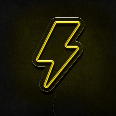 Luz de néon amarela em forma de relâmpago num fundo escuro