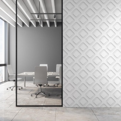 parede 3D geométrica branca ao lado de divisória de vidro com sala de reuniões ao fundo