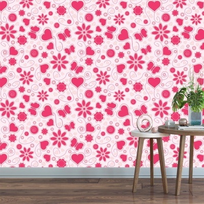 Papel de parede com padrão rosa e vermelho, mesa com plantas e decoração