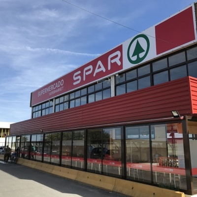 Fachada do supermercado Spar com logo e janelas amplas