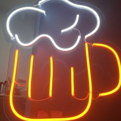 Letreiro de néon em forma de caneca de cerveja em branco e laranja