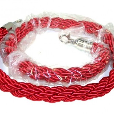 Corda vermelha trançada com ganchos metálicos