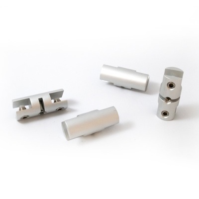 Conectores metálicos prateados em fundo branco