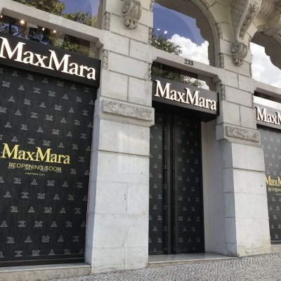 Fachada de loja MaxMara com vitrines cobertas e texto REOPENING SOON