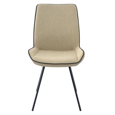 Cadeira estofada bege com pernas de metal pretas sobre fundo branco