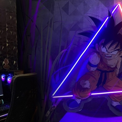 Quarto gaming com decoração de Goku e luzes neon triangulares na parede