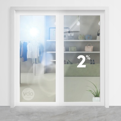 Porta dupla de vidro com texto 2% e vdo system, mostrando interior com roupas, malas e plantas