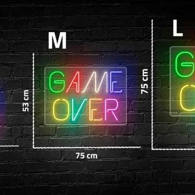 Três letreiros de néon com texto 'GAME OVER' em cores diferentes e tamanhos variados