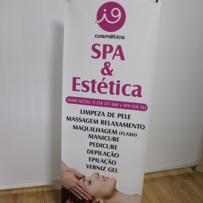 Banner de spa e estética com lista de serviços e imagem de mulher a receber massagem facial