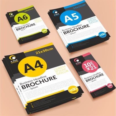 Brochuras empilhadas de vários tamanhos e cores, com texto em inglês e fundo branco.