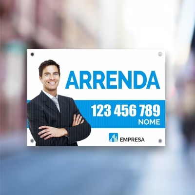 Placa publicitária de arrendamento com telefone e imagem de homem de fato