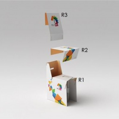 Três caixas de papelão brancas com estampas coloridas e etiquetas R1, R2, R3 em fundo cinzento