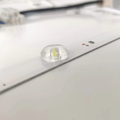 Faixa LED branca com LED encapsulado numa superfície branca