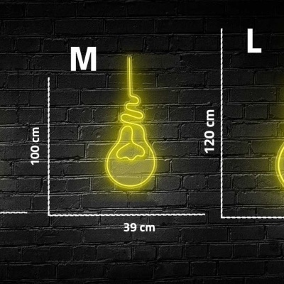 Três luzes de néon amarelas em formatos diferentes com tamanhos S, M e L em parede de tijolos preta