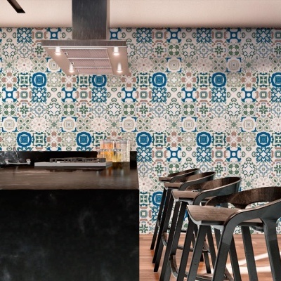 Cozinha moderna com azulejos azuis e brancos e cadeiras altas de madeira escura