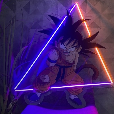 Neon triangular azul e laranja com personagem de anime em parede cinza com plantas.