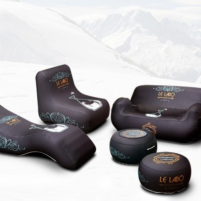 Mobiliário insuflável preto com logótipo LE LABO e design floral em cenário de neve