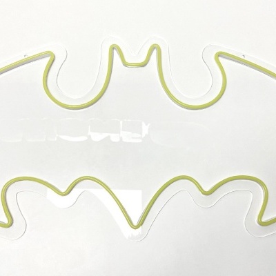 Forma de cortar biscoitos amarela em forma do símbolo do Batman sobre fundo branco