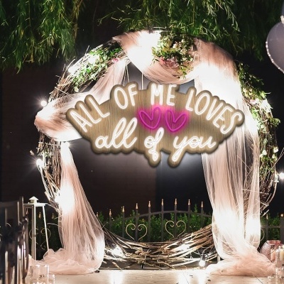 Decoração de casamento com estrutura circular iluminada e balões brancos