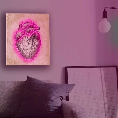 Sala com sofá cinza e quadro de coração anatómico em luz roxa