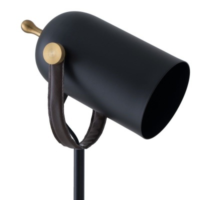 Candeeiro de leitura preto com suporte em couro castanho e detalhes em madeira clara