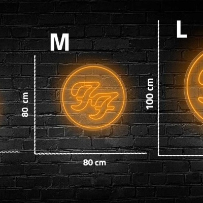 Sinais de néon circulares com letras FF em três tamanhos diferentes, montados em parede preta de tijolos.
