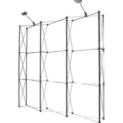 Estrutura metálica comunicacional móvel com três painéis e luminárias