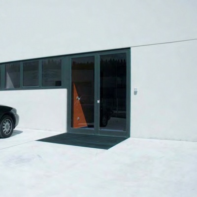 Entrada frontal de loja ou escritório com porta dupla de vidro e parede branca