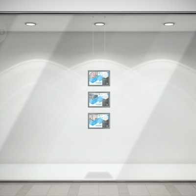 Vitrine branca iluminada com três quadros azuis e brancos pendurados verticalmente