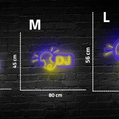 letreiros em néon azul e amarelo com lâmpada e DJ em três tamanhos num fundo preto