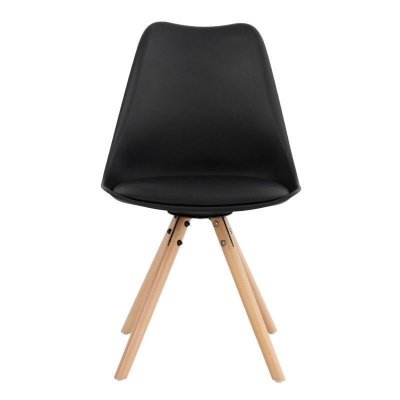 Cadeira preta com pernas de madeira clara