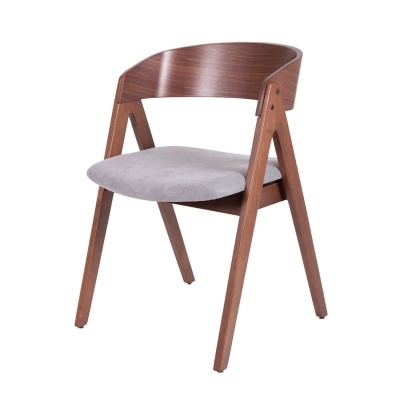 Cadeira de madeira com assento cinza e encosto curvo