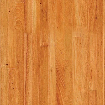 Piso de madeira clara com padrão natural