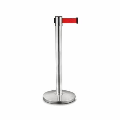 Poste metálico com fita extensível vermelha para separação