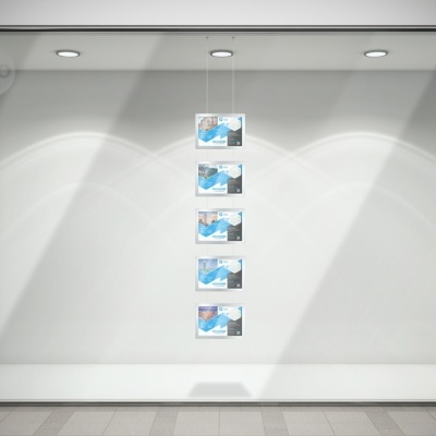 Vitrine de loja com cinco caixas brancas e azuis empilhadas verticalmente iluminadas