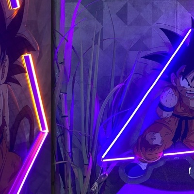 Painéis decorativos de personagens animadas com luzes néon em fundo geométrico