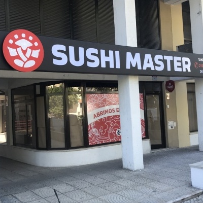 Fachada do restaurante SUSHI MASTER com sinais e logotipos