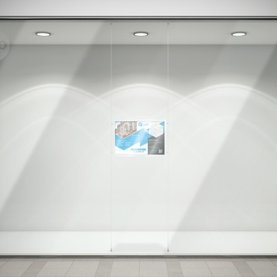 montra vazia com fundo branco e cartaz pendurado ao centro