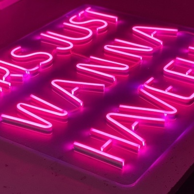 Neon rosa com texto 'GIRLS JUST WANNA HAVE FUN' em letras maiúsculas