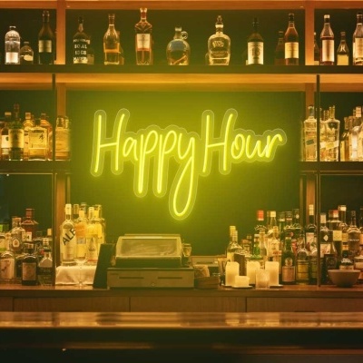 Bar com garrafas de bebidas alcoólicas e letreiro 'Happy Hour' em verde