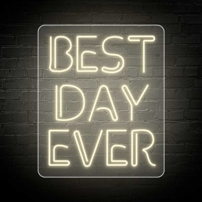 luz de néon com texto BEST DAY EVER em parede escura