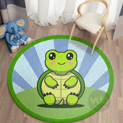 Tapete redondo infantil com padrão de tartaruga verde em piso de madeira com cadeira e brinquedo de elefante azul.