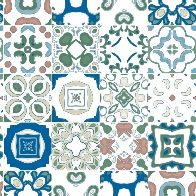 Padrão de azulejos quadrados com desenhos geométricos e florais em verde, azul, castanho e branco.