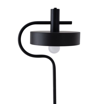 Candeeiro de pé preto com aba circular e braço curvado