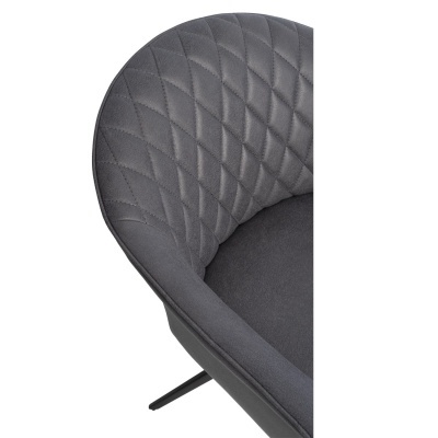 Cadeira cinzenta escura acolchoada com padrão de losangos e estrutura preta